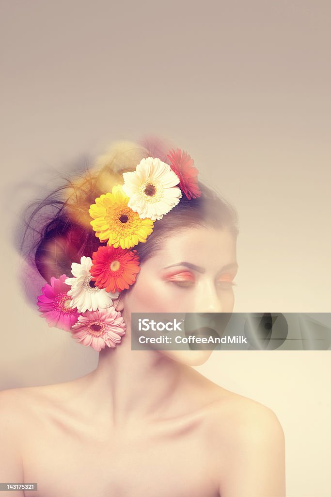 Красивая женщина с цветами - Стоковые фото 20-24 года роялти-фри