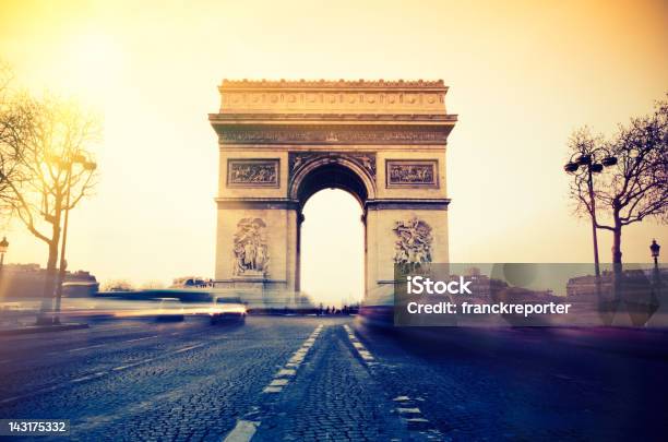 Hora Pico En El Arco De Triunfo En París Foto de stock y más banco de imágenes de Aire libre - Aire libre, Arco del Triunfo - París, Arco triunfal