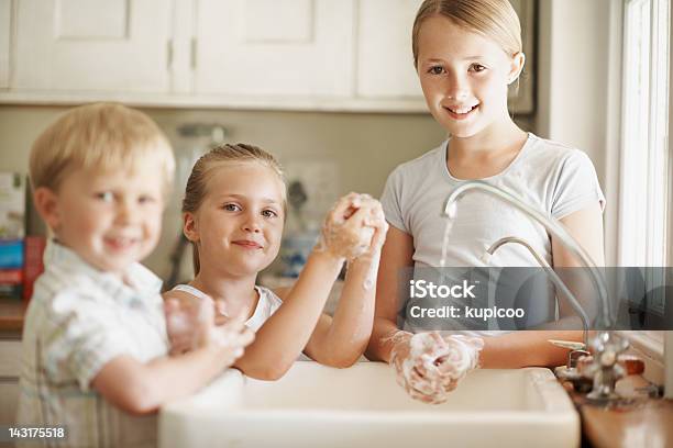 Foto de Grande Higiene Começa Quando Você É Jovem e mais fotos de stock de Família - Família, Higiene, Lavar