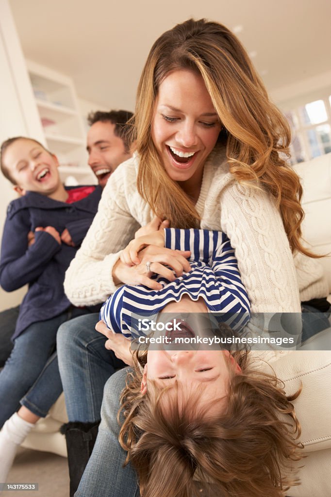 Los padres jugando con niños en su casa - Foto de stock de Familia libre de derechos