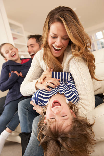 pais brincando com crianças em casa - tickling imagens e fotografias de stock