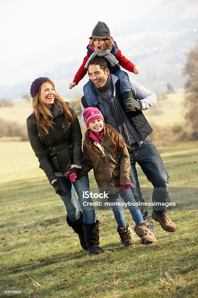 Familie auf Land zu Fuß im winter - Lizenzfrei Familie Stock-Foto