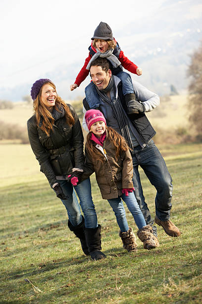 família no país de passeio no inverno - family winter walking fun imagens e fotografias de stock