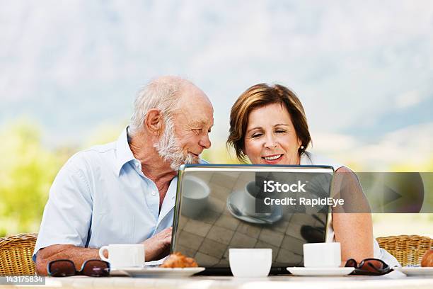 Glücklich Altes Paar Genießen Tee Und Mit Laptop Zusammen Im Freien Stockfoto und mehr Bilder von Alter Erwachsener