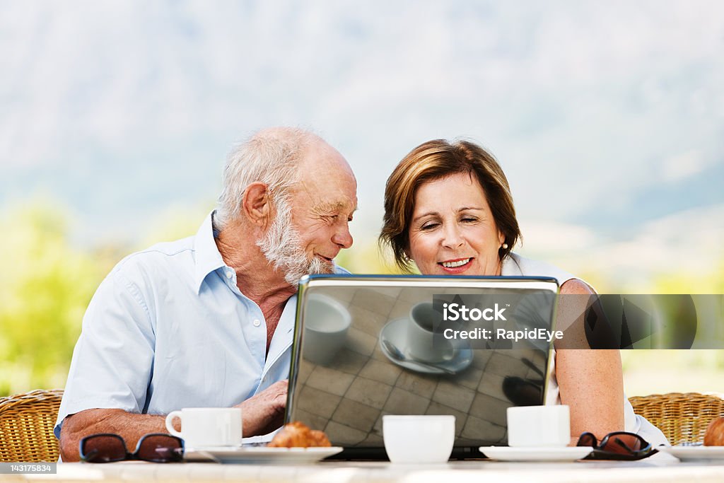 Feliz Casal Idoso desfrutar de chá com laptop juntos ao ar livre, enquanto - Royalty-free Empreendimento Turístico Foto de stock