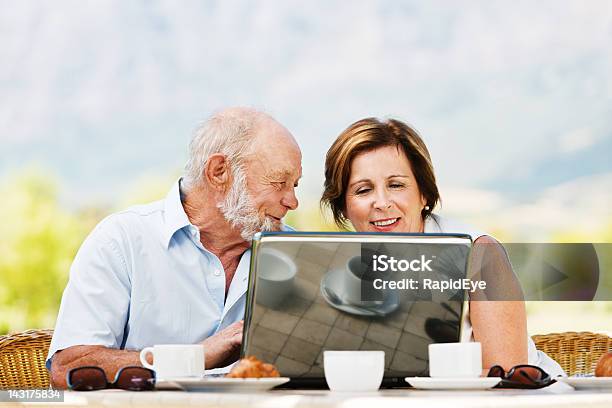 Feliz Casal Idoso Desfrutar De Chá Com Laptop Juntos Ao Ar Livre Enquanto - Fotografias de stock e mais imagens de Empreendimento Turístico