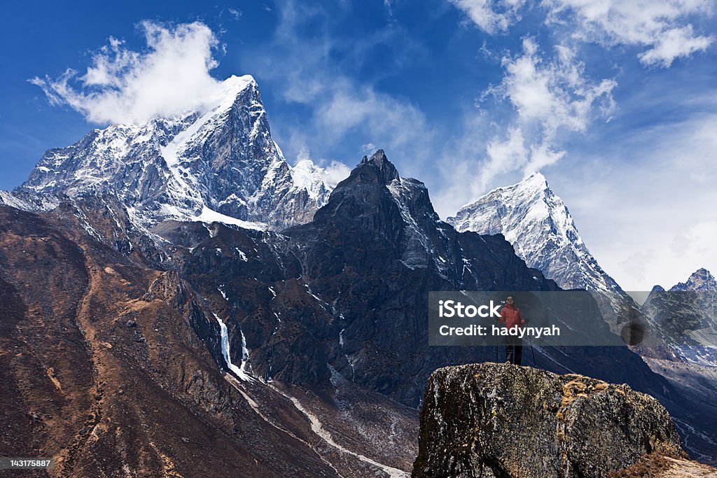 Mulher olhando para as montanhas, o Parque Nacional do Monte Everest - Foto de stock de Monte Everest royalty-free