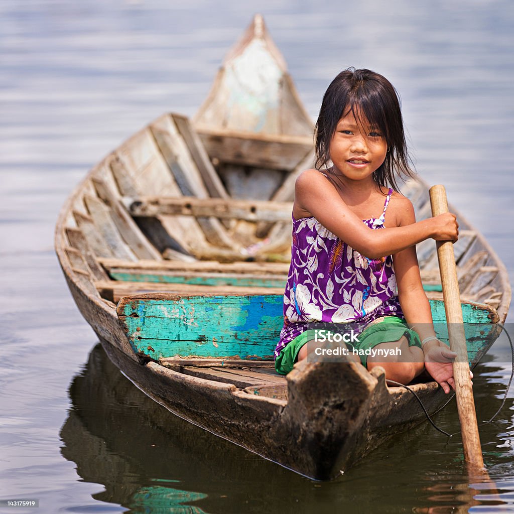 Bambina in barca, Cambogia - Foto stock royalty-free di Cambogia