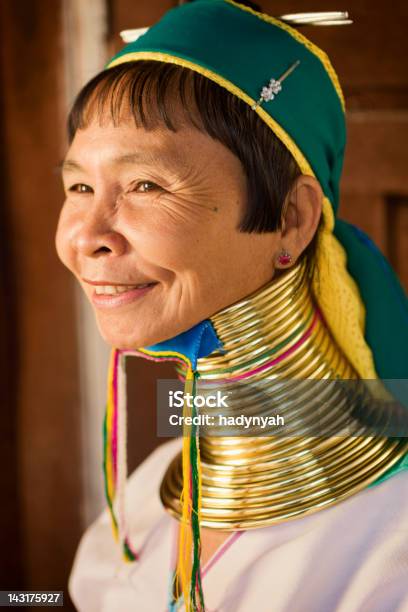 Retrato De Mujer De Cuello Largo Padaung Tribe Myanmar Foto de stock y más banco de imágenes de Adulto