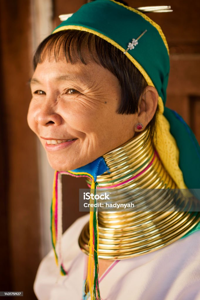 Портрет женщины с длинным вырезом Tribe, Мьянма Падаунг - Стоковые фото Аборигенная культура роялти-фри