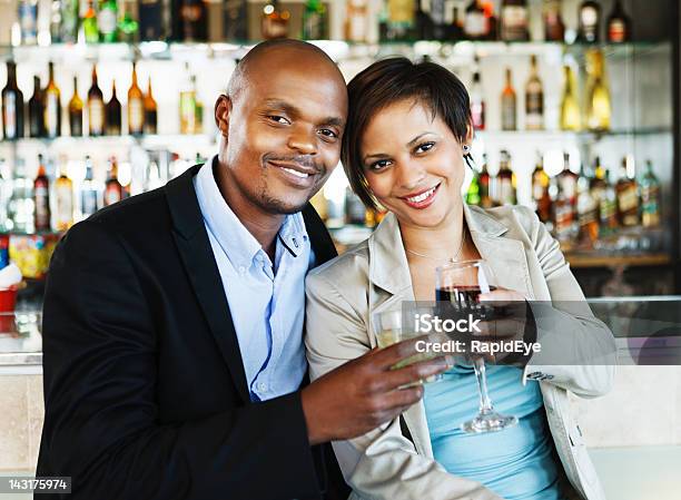 Sonriente Pareja Romántica En El Bar De Vinos Brinde Por Sí Foto de stock y más banco de imágenes de 20 a 29 años