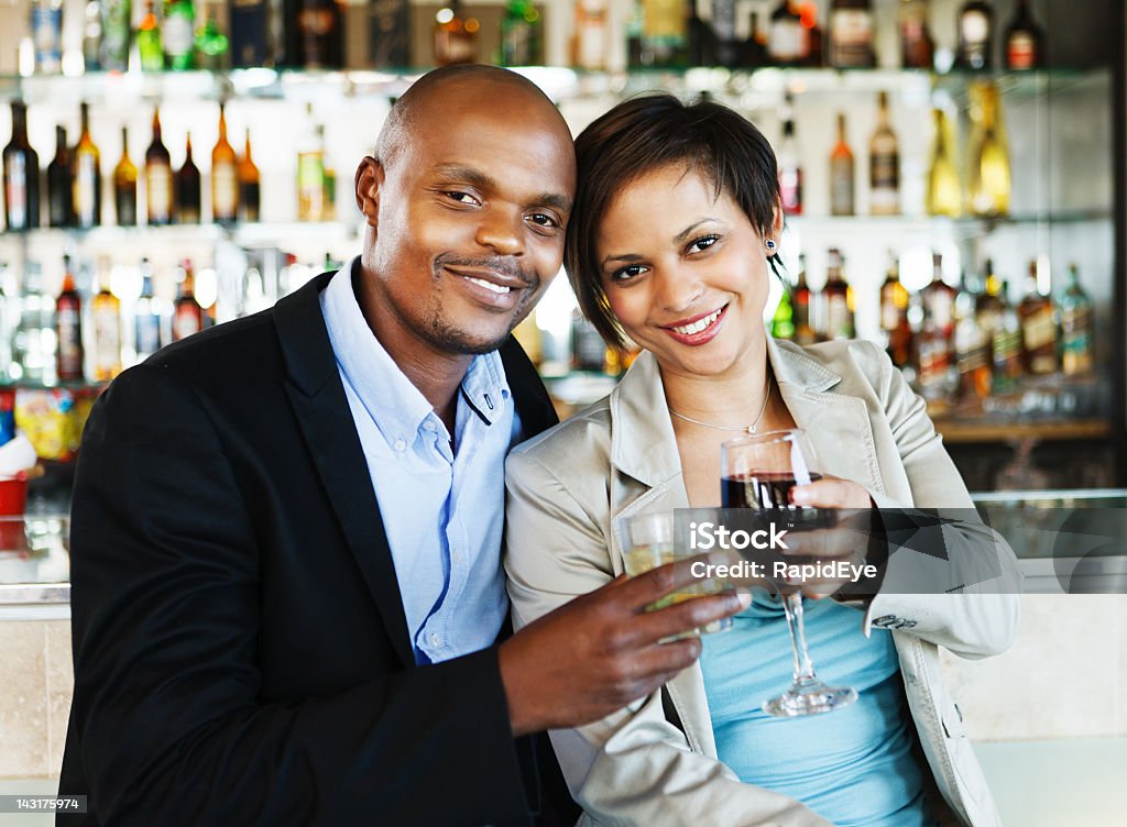 Sorrindo casal romântico no bar brindando vinho uns aos outros em - Foto de stock de 20 Anos royalty-free
