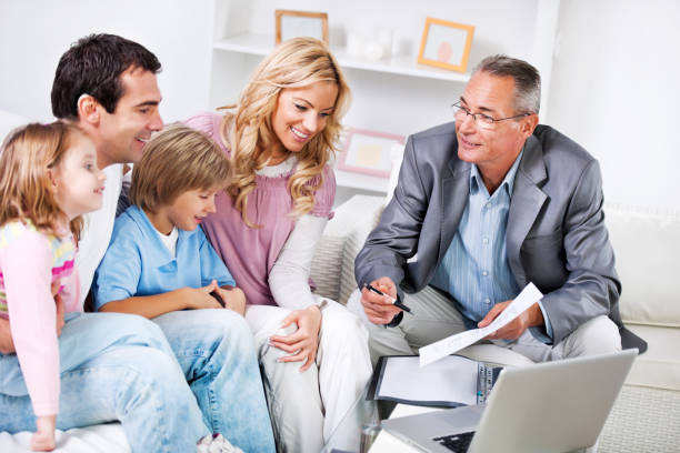 família reunião com o agente de seguros. - lawyer family talking discussion imagens e fotografias de stock