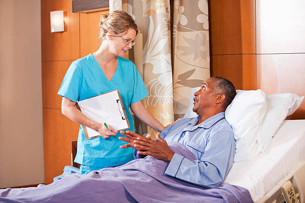 pielęgniarka rozmowy z pacjentem w szpitalu, - sc0527 zdjęcia i obrazy z banku zdjęć