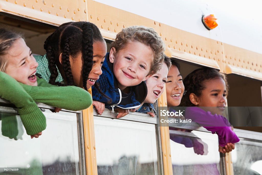 Bambini guardando fuori scuola bus finestra - Foto stock royalty-free di 4-5 anni