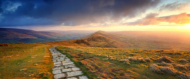 great ridge, peak district national park - nationalpark peak district stock-fotos und bilder