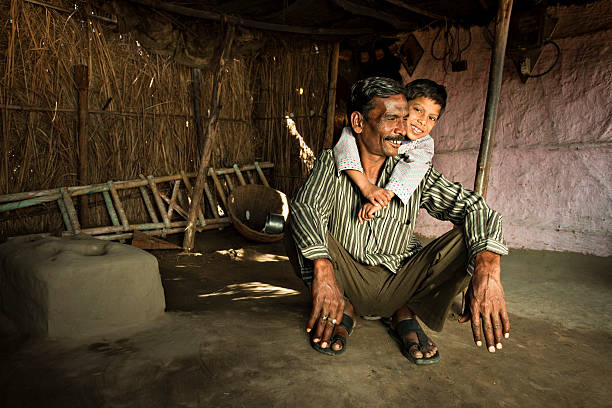 참되다 사람들이 시골길 인도: 행복함 파더 아들 - slum living 뉴스 사진 이미지