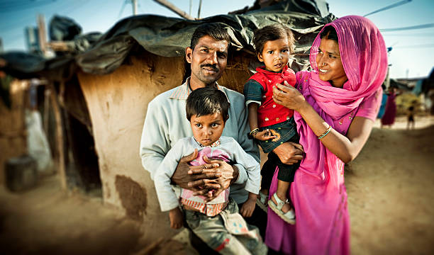 pessoas reais da índia rural: feliz pais com seus filhos. - india slum poverty family - fotografias e filmes do acervo