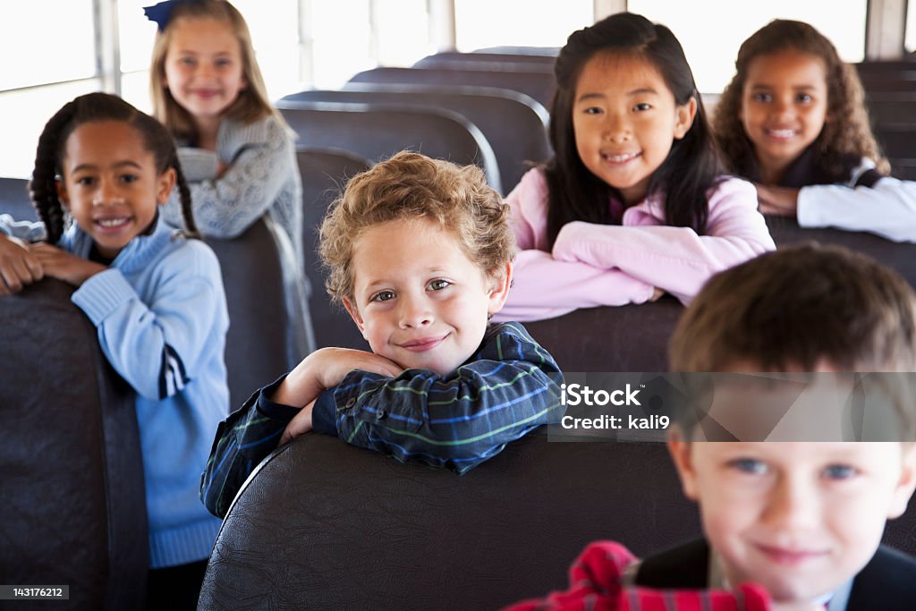Дети в Школьный автобус-гостиная - Стоковые фото Ребёнок роялти-фри