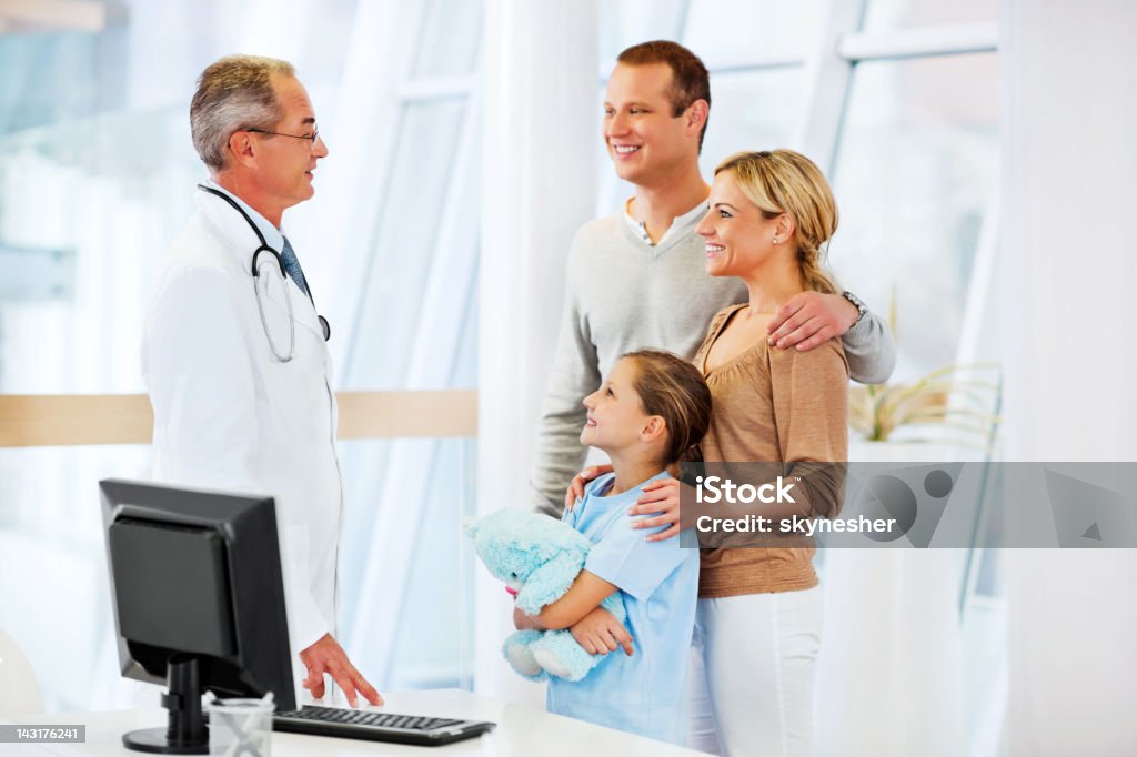 Senior Erwachsener Arzt mit seinem Patienten. - Lizenzfrei Allgemeinarztpraxis Stock-Foto
