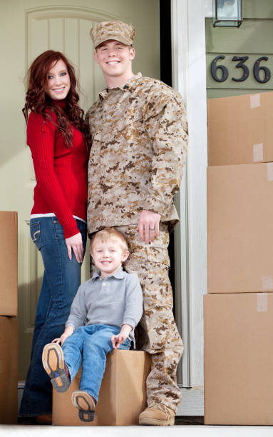 istock U S Marines & Family Moving into New Home 143176262