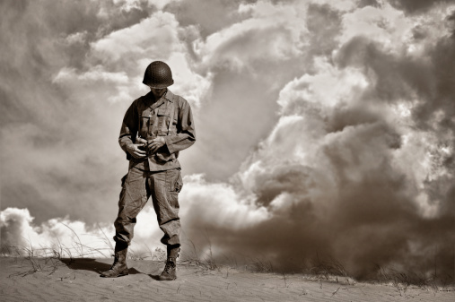 Guerra cansado, WWII Soldier durante un momento de Retrospectiva photo