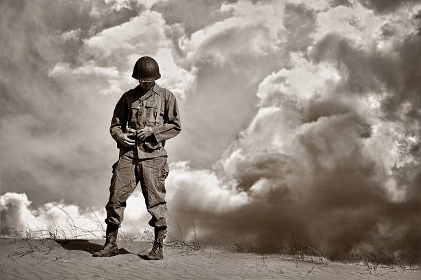 guerra cansado, wwii soldier durante un momento de retrospectiva - military uniform fotos fotografías e imágenes de stock