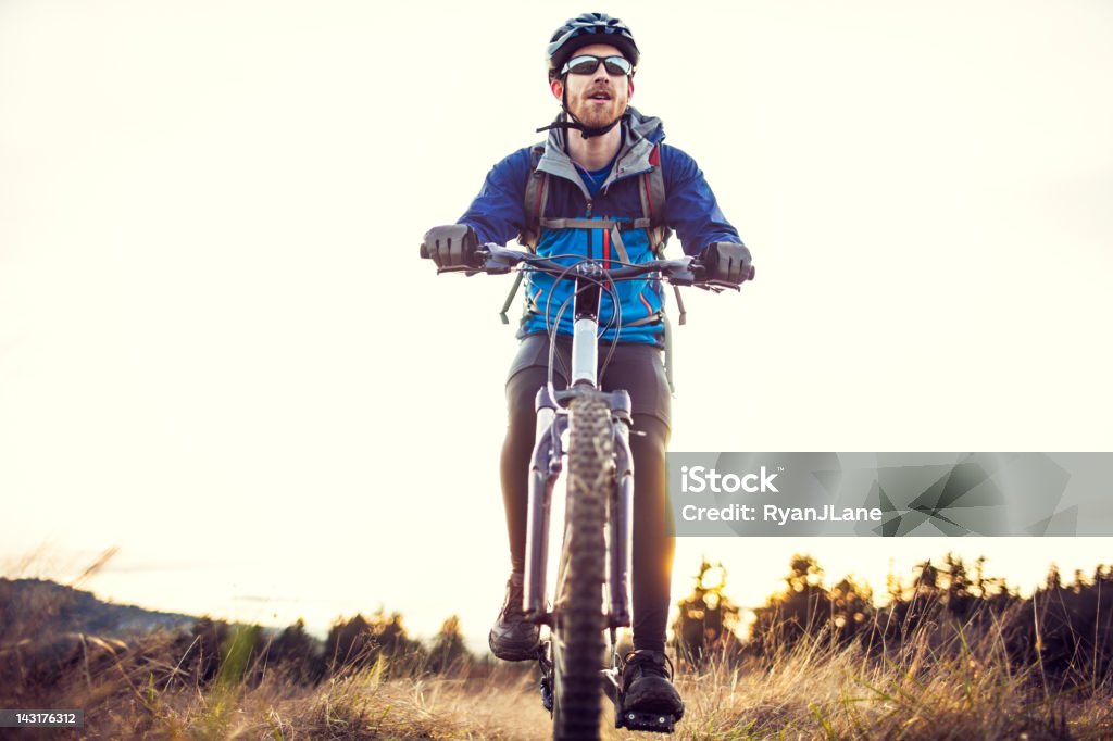 Paseo en bicicleta de montaña al atardecer - Foto de stock de 20 a 29 años libre de derechos