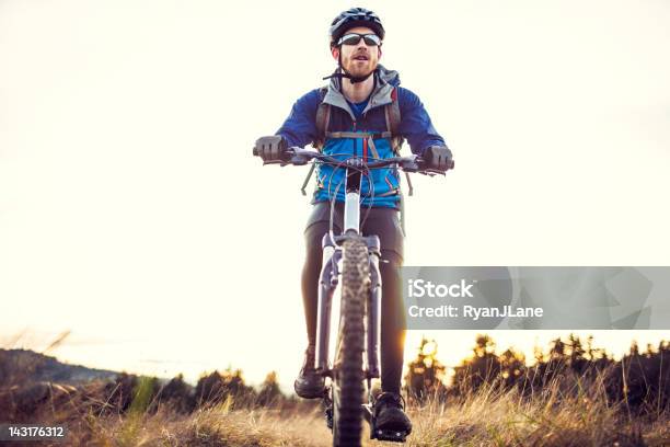 Anoitecer Bicicleta De Montanha Andar De Pónei - Fotografias de stock e mais imagens de 20-29 Anos - 20-29 Anos, A caminho, Adulto