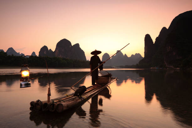 pêcheur sur la rivière li - yangshou photos et images de collection