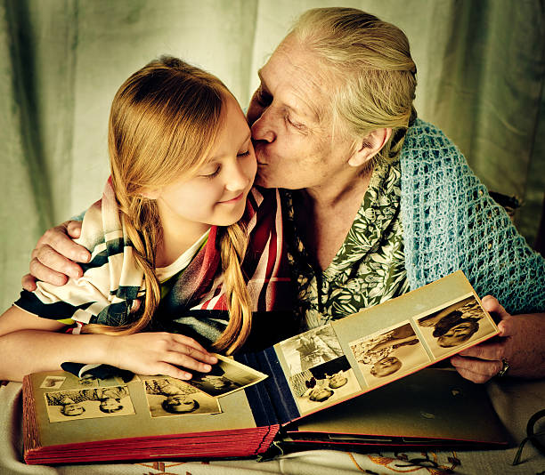 profundidad en los recuerdos - libro de recuerdos de parejas fotografías e imágenes de stock