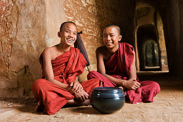 buddyjski mnisi buddyjscy w temple - cambodia bagan archaeological zone indoors color image zdjęcia i obrazy z banku zdjęć