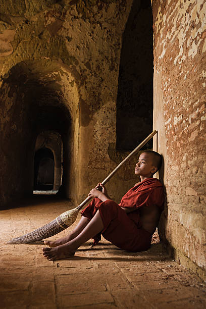 buddyjski mnich nowicjusz wewnątrz temple - cambodia bagan archaeological zone indoors color image zdjęcia i obrazy z banku zdjęć