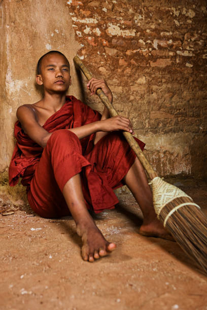 buddyjski mnich nowicjusz wewnątrz temple - cambodia bagan archaeological zone indoors color image zdjęcia i obrazy z banku zdjęć