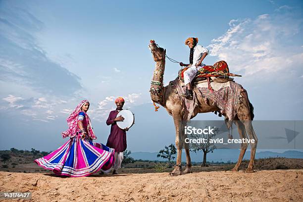 Ballerino E Musicisti Indiani - Fotografie stock e altre immagini di India - India, Tipo di danza, Cultura indiana