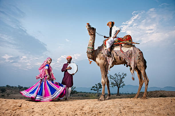 индийский танцор и музыкантов - camel india animal desert стоковые фото и изображения