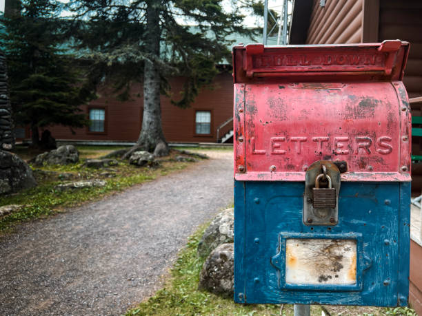 metalowe pudełko na listy w stylu vintage w kolorze niebieskim i czerwonym - mailbox multi colored mail usa zdjęcia i obrazy z banku zdjęć