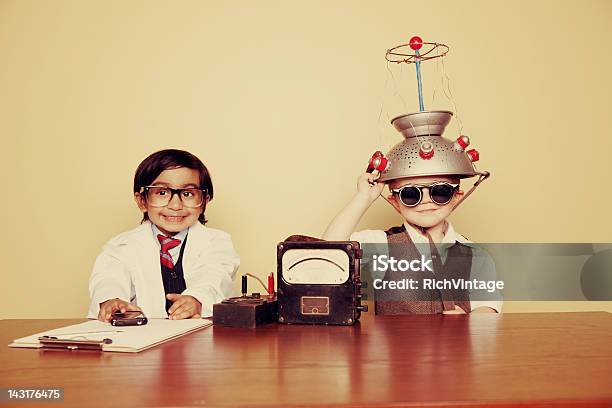 Las Aventuras En Mente De Lectura Foto de stock y más banco de imágenes de Niño - Niño, Innovación, Inventor