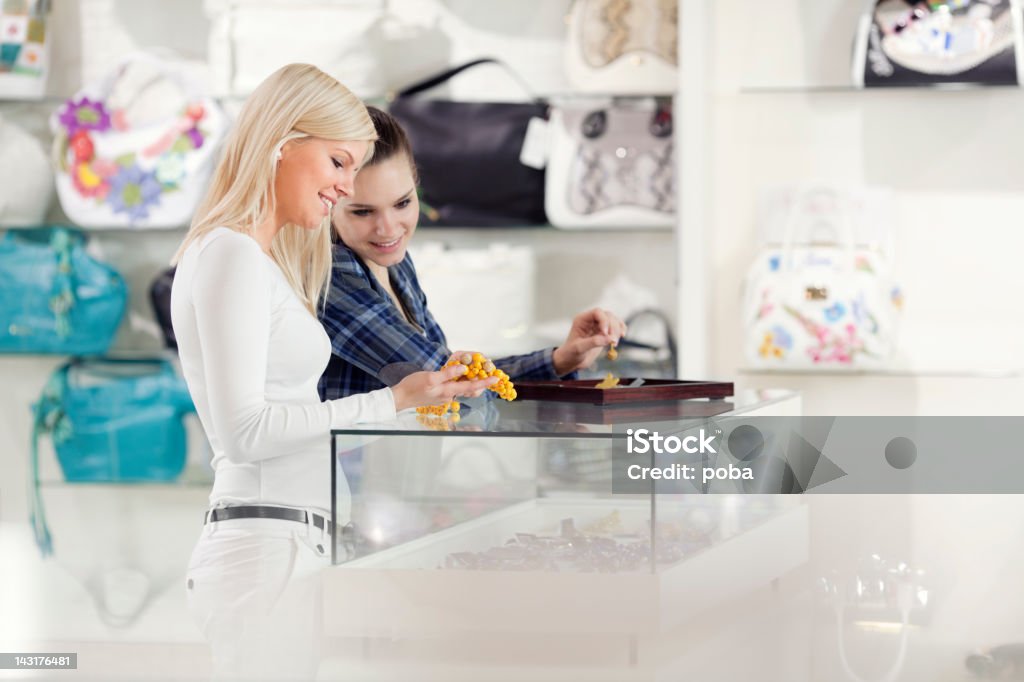 Freundinnen kaufen MODE-ACCESSOIRES Armbändern, Halsketten in departmant store - Lizenzfrei Armband Stock-Foto