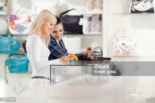Freundinnen Kaufen Modeaccessoires Armbändern Halsketten In Departmant Store Stockfoto und mehr Bilder von Armband