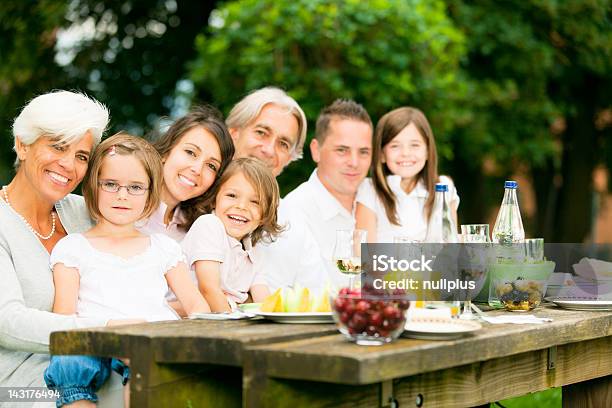 Grande Famiglia Avendo Un Picnic Nel Giardino - Fotografie stock e altre immagini di Adulto - Adulto, Allegro, Ambientazione esterna