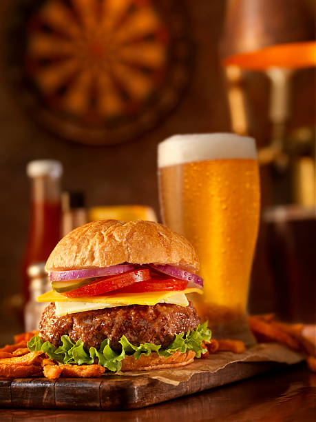 hambúrguer e uma cerveja - food and drink close up vertical indoors - fotografias e filmes do acervo