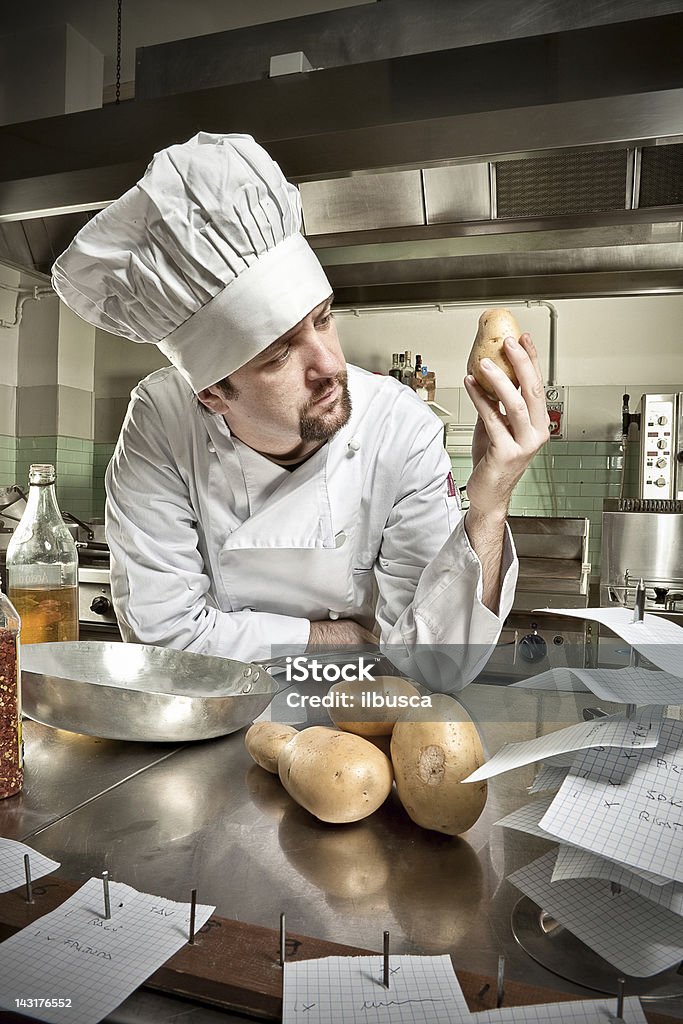 chef joven estudiar papas - Foto de stock de Chef libre de derechos