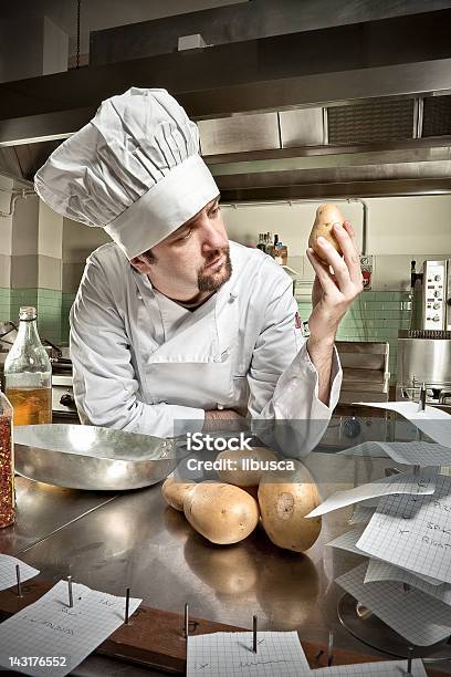 Chef Joven Estudiar Papas Foto de stock y más banco de imágenes de Chef - Chef, Cocina comercial, Contemplación