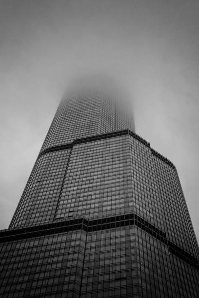 чикаго, иллинойс - 9 августа 2021 года: башня трампа в чикаго в черно-белом цвете - chicago black and white contemporary tower стоковые фото и изображения