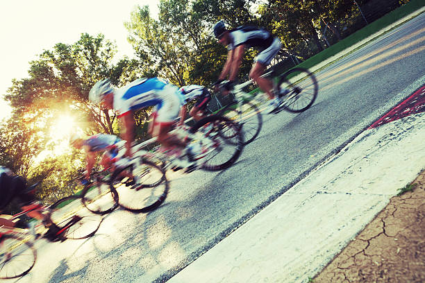 ciclistas en un circuito - cycle racing fotografías e imágenes de stock