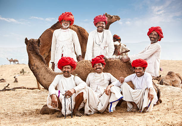 felice gruppo di conducente di cammello - camel india animal desert foto e immagini stock