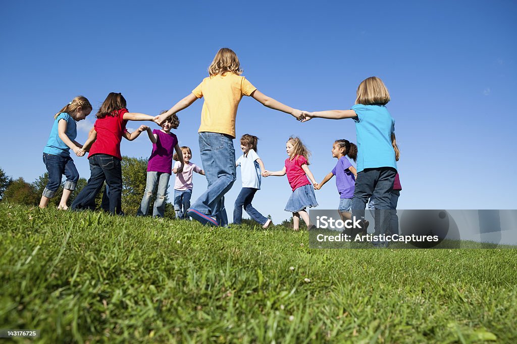 Felizes meninas segurando as mãos e giros em círculo - Foto de stock de 4-5 Anos royalty-free