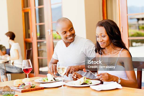 Paar Mit Mahlzeit Im Restaurant Im Freien In Den Tag Stockfoto und mehr Bilder von Paar - Partnerschaft