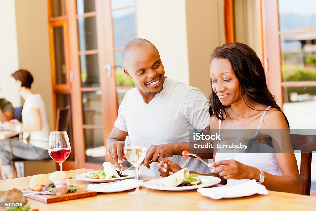 Para po posiłku w restauracji na świeżym powietrzu na letni dzień - Zbiór zdjęć royalty-free (Para - Stosunki międzyludzkie)